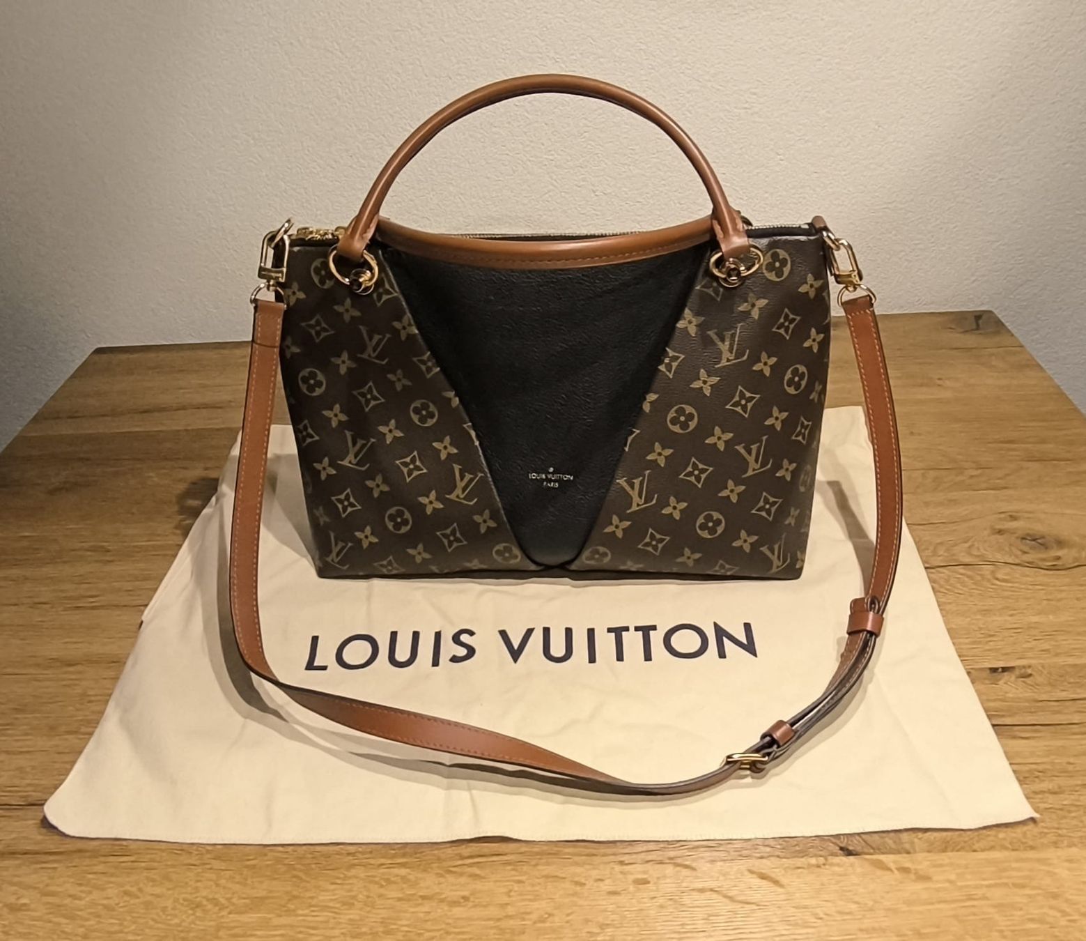 Louis Vuitton Borse da donna: Louis Vuitton V Tote MM Cara Noir – Nuovo (secondo la descrizione) da Reinach BL venduto da Biggi71
