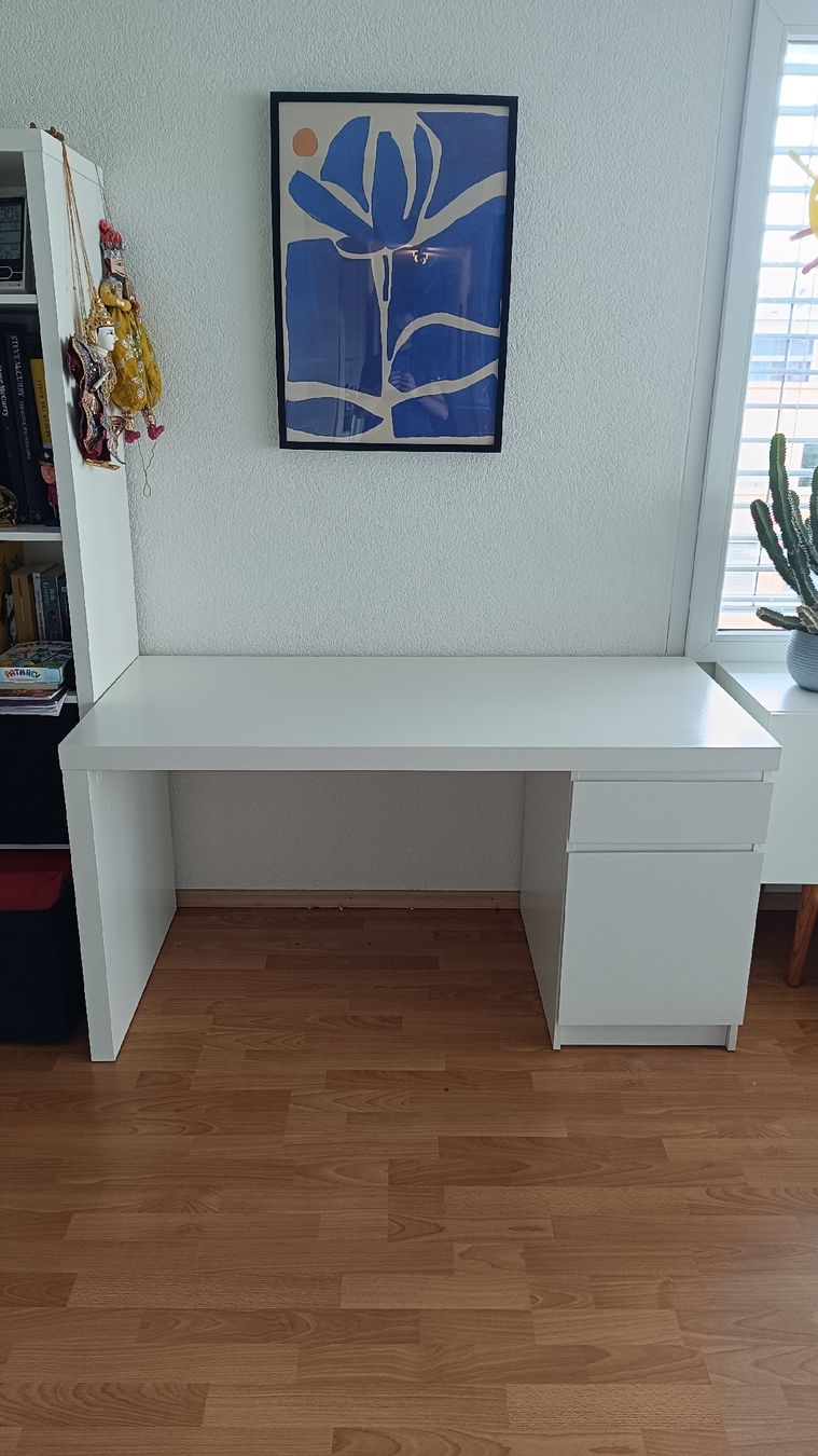 Bureaux: IKEA MALM Schreibtisch weiß 140x65 cm – D'occasion à Zürich par westmister
