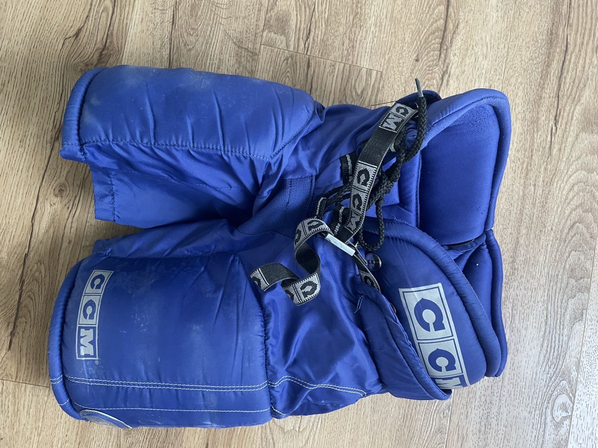 Hosen: Eishockeyhose Gr 128 – Gebraucht aus Merenschwand von szurfluh