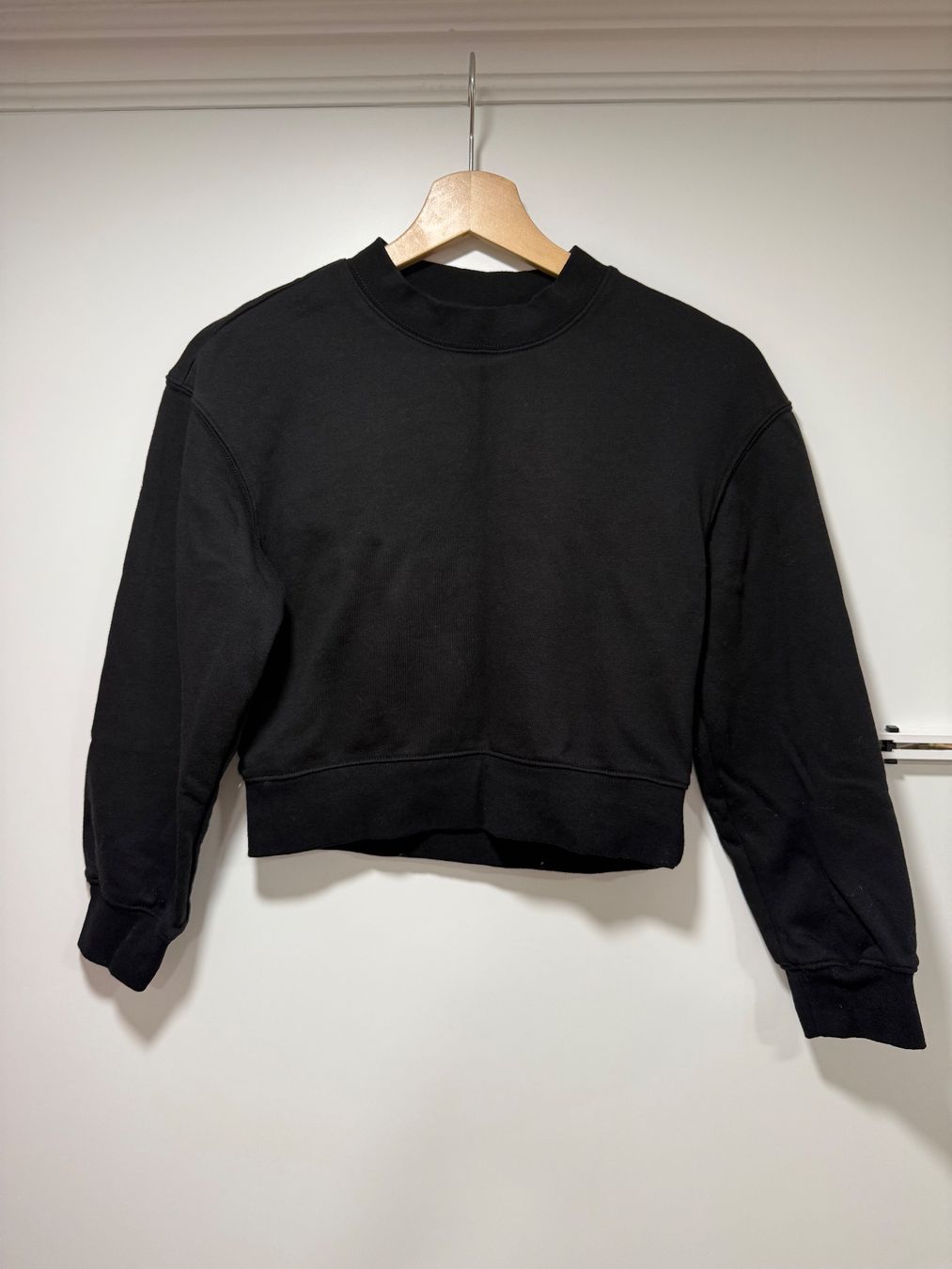 H&M Pullover & Sweatshirts: Schwarzer H&M Cropped Pullover, Top Zustand, Gr. XS – Gebraucht aus St. Gallen von kka_l9wg