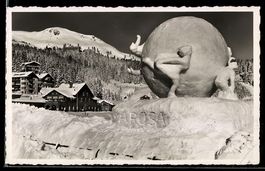 Foto-AK Arosa, Eisplastik Schlittschuläufer um eine Schneeku