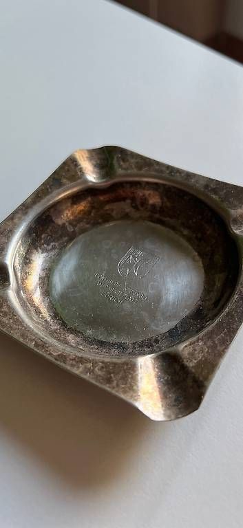 Portacenere: Confiserie Sprüngli Aschenbecher Silber – Usato da Basel venduto da Julian_280