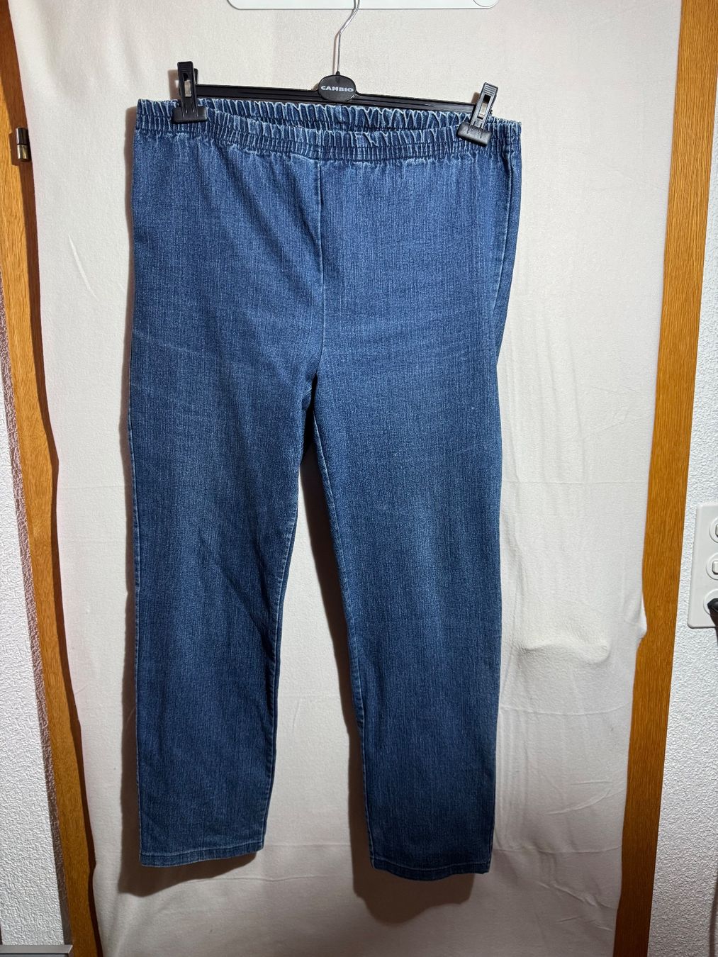 Jeans: Blaue Jeans mit Gummizug – Usato da Grosswangen venduto da SALE_SALE_SALE