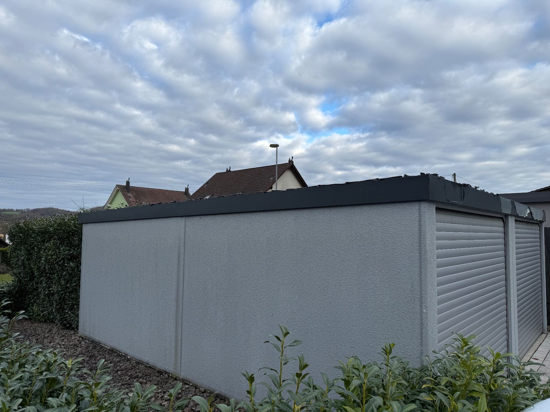 Somfy Altro Materiale elettrico: Doppelgarage aus Stahlelementsystem mit elektrischen Toren – Usato da Rietheim venduto da N_Rohr 2