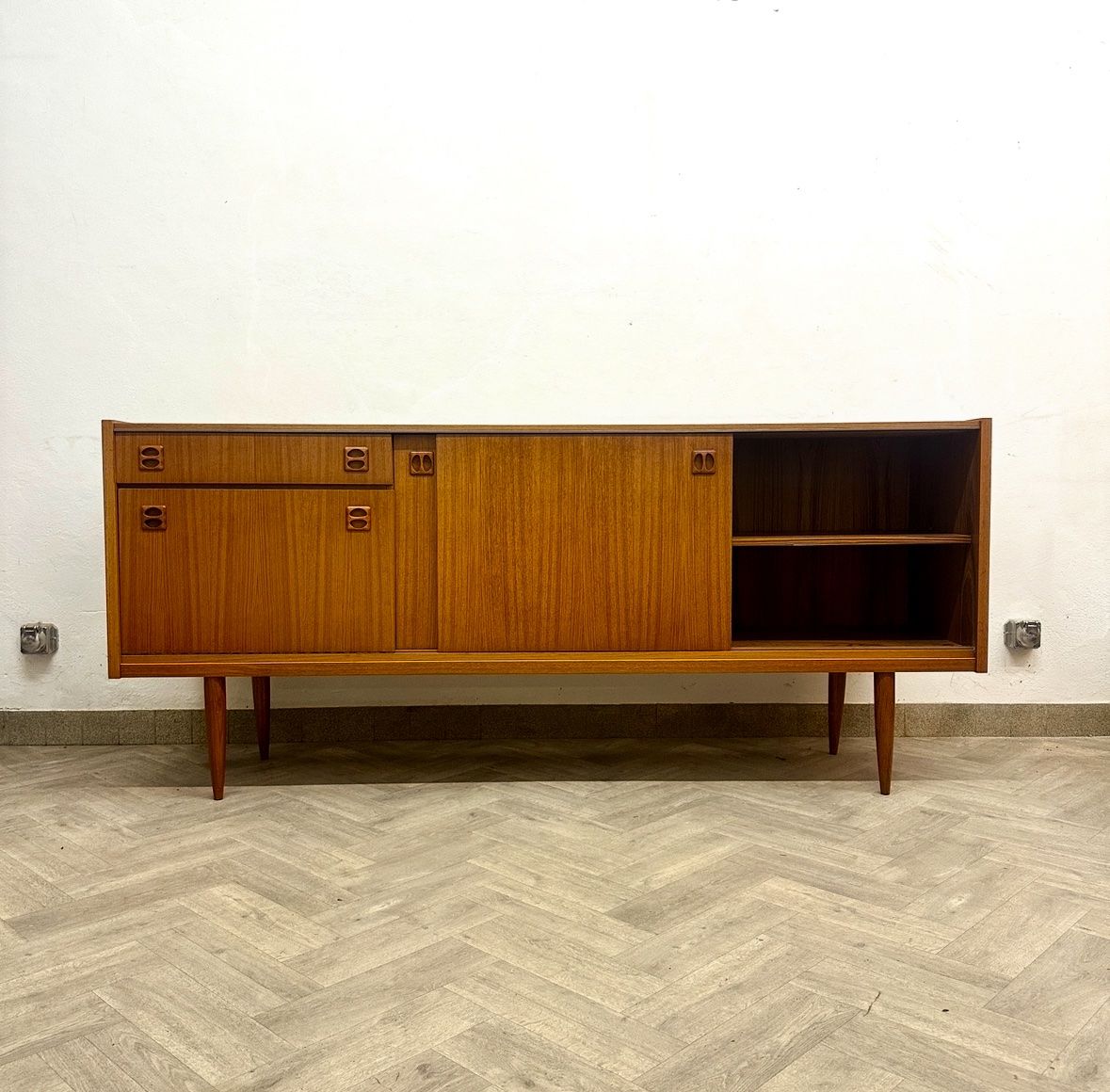 Cassettiere: Mid Century swedish teak Sideboard – Usato da basel venduto da vintory.ch 2
