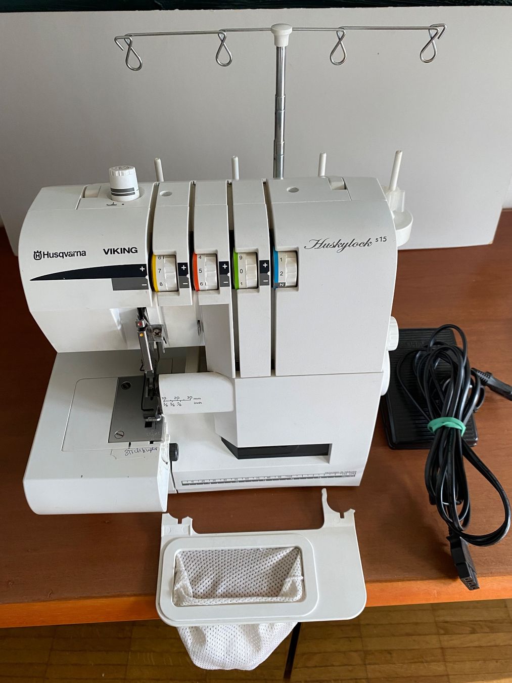 Husqvarna Macchine da cucire: Overlock Husvquarna Huskylock s15 – Usato da Langnau am Albis venduto da luna01049