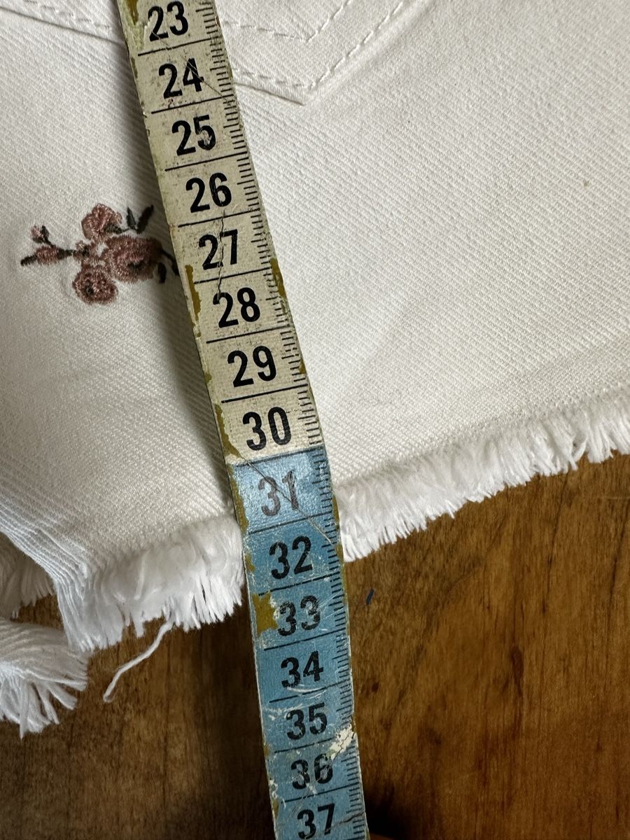 C&A Jeans: Shorts CLOCKHOUSE blanc taille 34 brodé neuf – Nuovo (secondo la descrizione) da Châtelaine venduto da Alexandra.jankowski 3