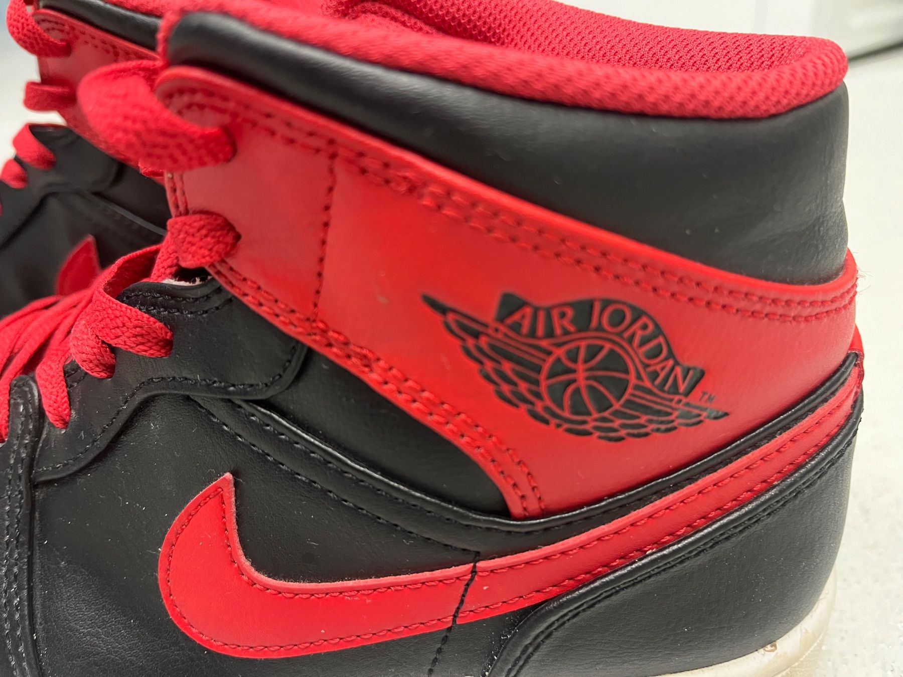 Jordan Scarpe da uomo: Jordan 1 Mid Sneaker Schwarz-Rot Gr. 42 – Usato da Waltenschwil venduto da MeKo8 2