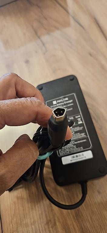 Caricabatterie: Chargeur pour E Bike 3 pôle – Nuovo (secondo la descrizione) da Lausanne venduto da sleepy47 1
