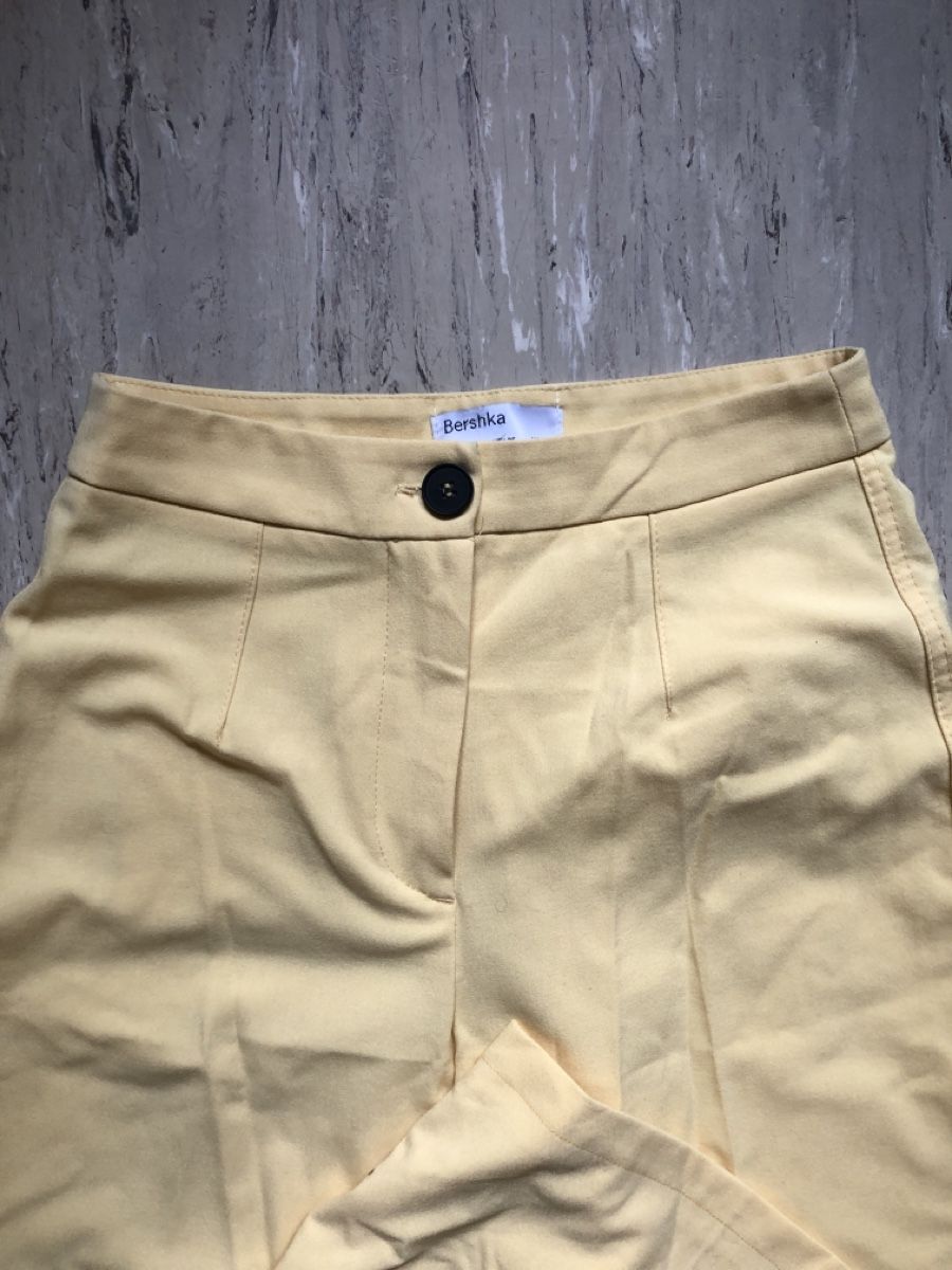 Bershka Pantaloni: Hellgelbe Schlaghose // Bershka // 36 – Usato da Zürich venduto da aurelia_nater 1