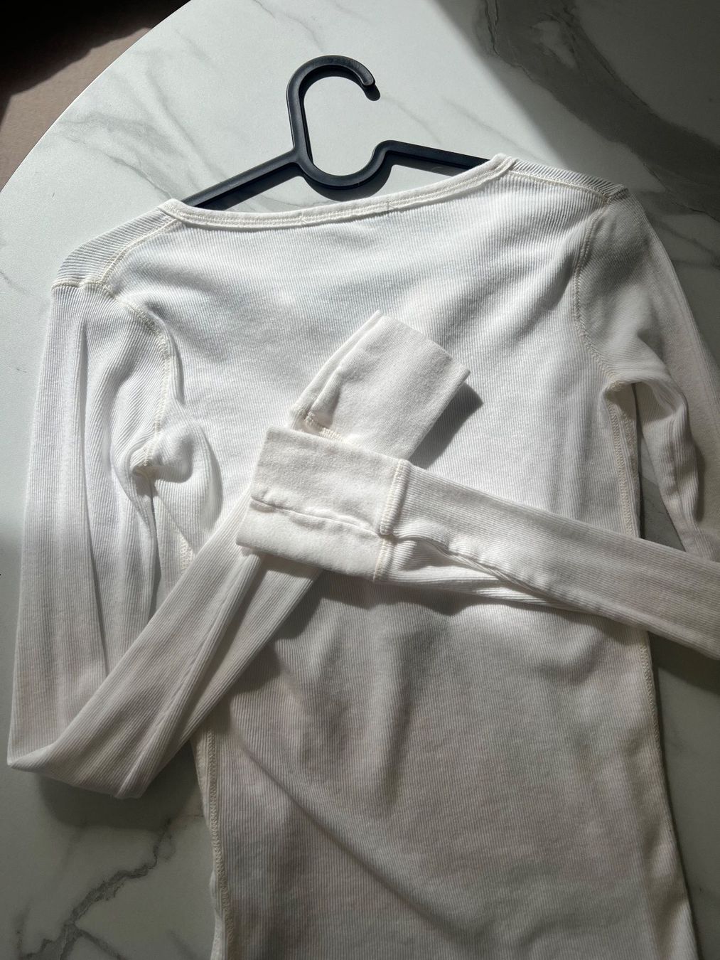 Brandy Melville Top: Henly Top Brandy Melville White – Nuovo (secondo la descrizione) da Ebmatingen venduto da Charliz 4