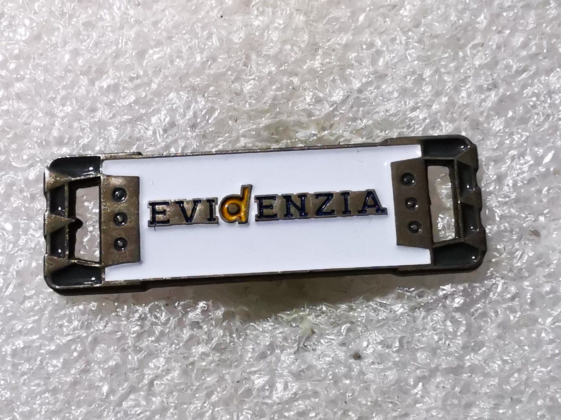 Placchette & Badge: Ansteckpin 48: Evi Enzia – Usato da Oppligen venduto da Pin-Fall-Shop