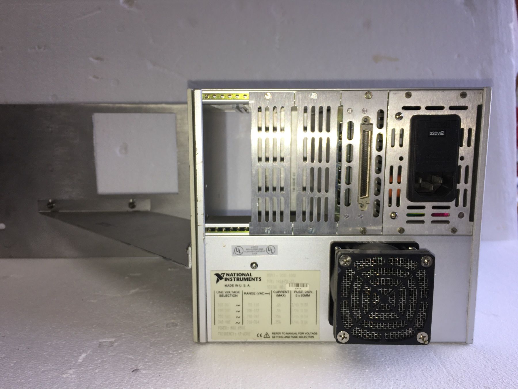 Autres pour métaux et serrurerie: Chassis National Instrument SCXI1000 – D'occasion à Delémont par Cannonus 2