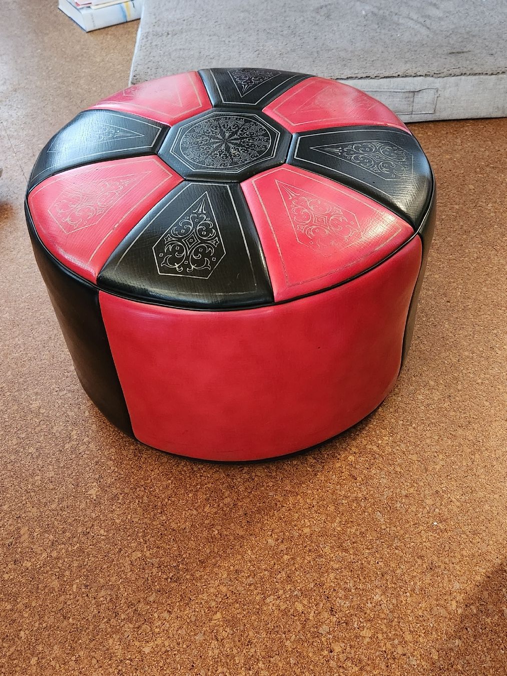 Sgabelli: Rundes Pouf Hocker mit orientalischem Muster - Rot/Schwarz – Usato da Herisau venduto da bin_da 1