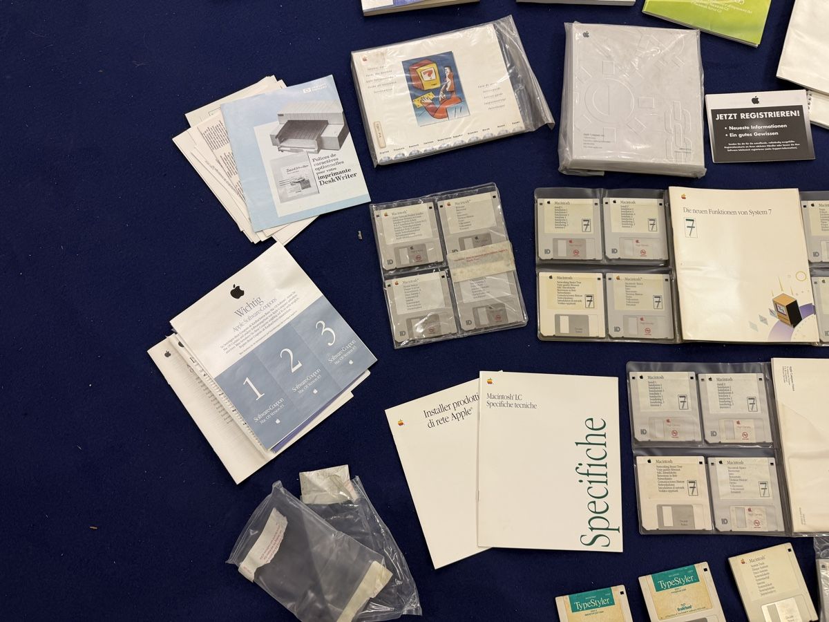 Libri: Apple Vintage Floppy and Manual - Stickers – Usato da Giubiasco venduto da IWGL002 2