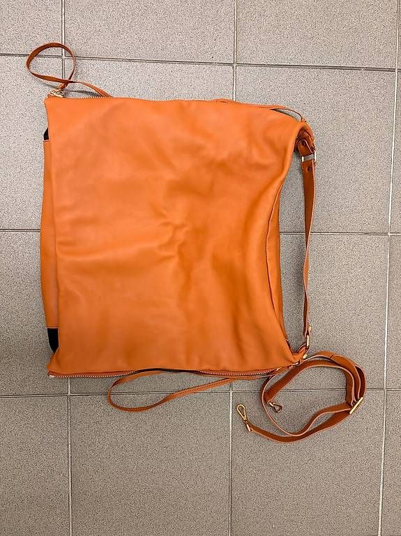Taschen für Damen: Grosse Ledertasche  – Neu und originalverpackt aus Basel von yet_7svp 4