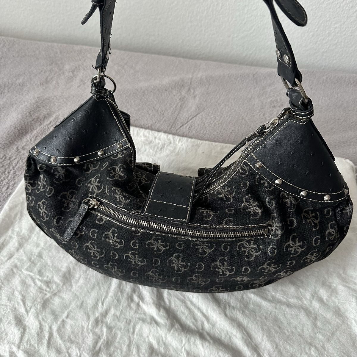 Guess Borse da donna: Guess Vintage Monogram Hand Bag – Usato da Givisiez venduto da dor_xb9k 4