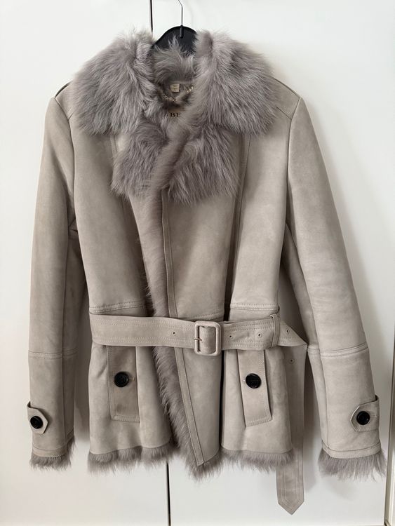 Burberry Lammfell Jacke mit Gürtel, hellgrau, (Neu (gemäss