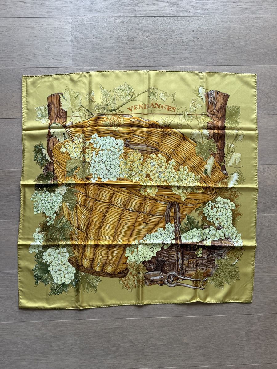 Hermès Foulard & Sciarpe: Carré Hermès 90 - Vendanges – Nuovo (secondo la descrizione) da Commugny venduto da 160467