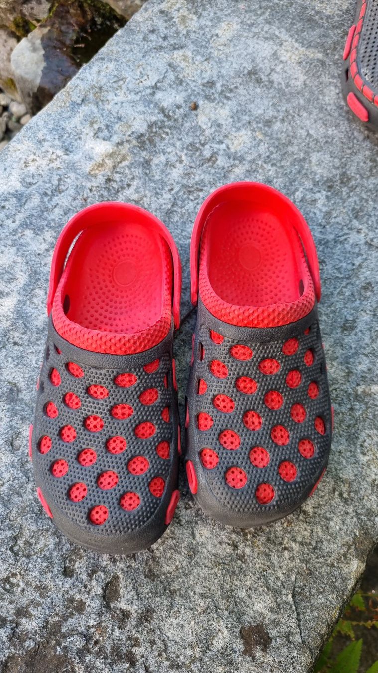 Schuhe für Jungen: Clogs Kinder, schwarz/rot – Gebraucht aus Wasen im Emmental von Reco74
