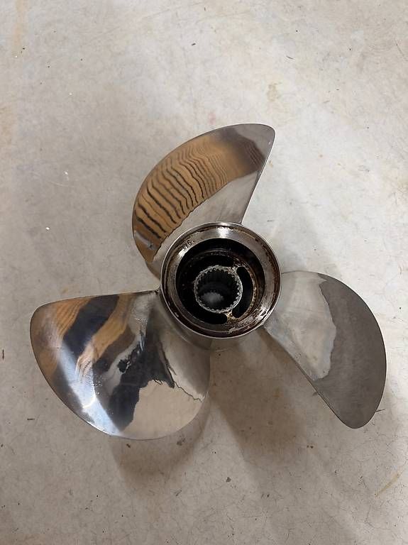 Boote: 4 Original Volvo Penta Duo Prop F8 – Gebraucht aus Zürich von Building
