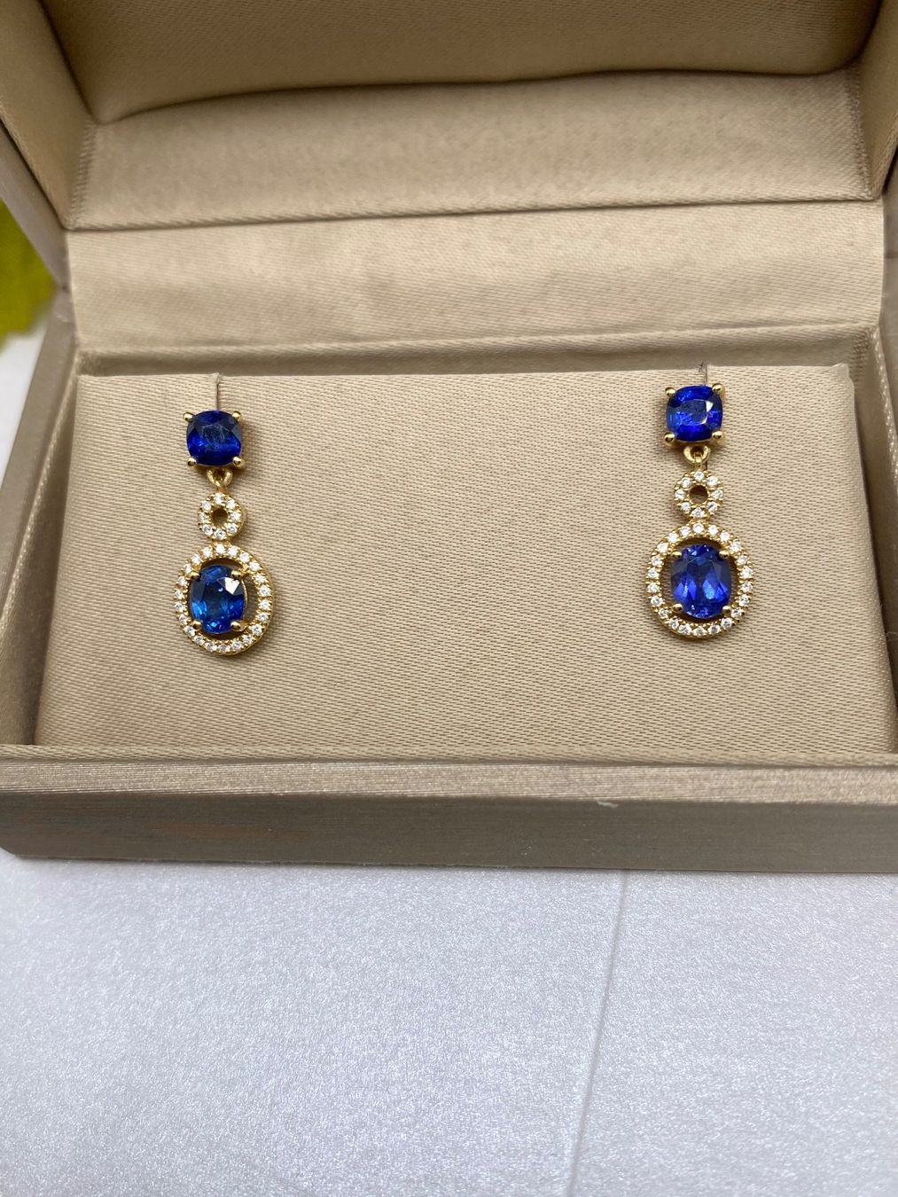 Ohrringe & -stecker: Saphir Ohrringe  /18k Gold/ Diamanten – Neu und originalverpackt aus Sarnen von Yingsperlen1