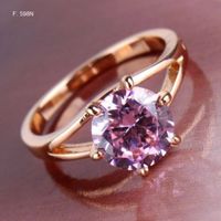 Eleganter goldfarbener Ring mit grossem, lila Zirkonia Stein