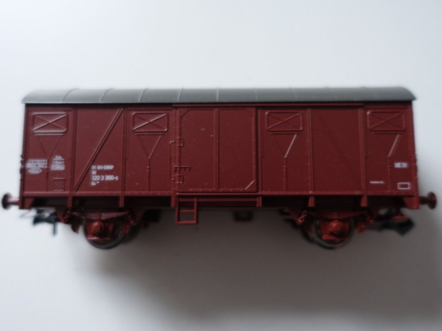 Roco Modellini di ferrovie: ROCO 120 3 366 gedeckter Güterwagen – Usato da Wallbach venduto da Sarrows