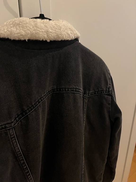 Topshop Jacken: Schwarze Jeansjacke mit Teddy-Innenseite – Gebraucht aus Zürich von nic_l9gv 4