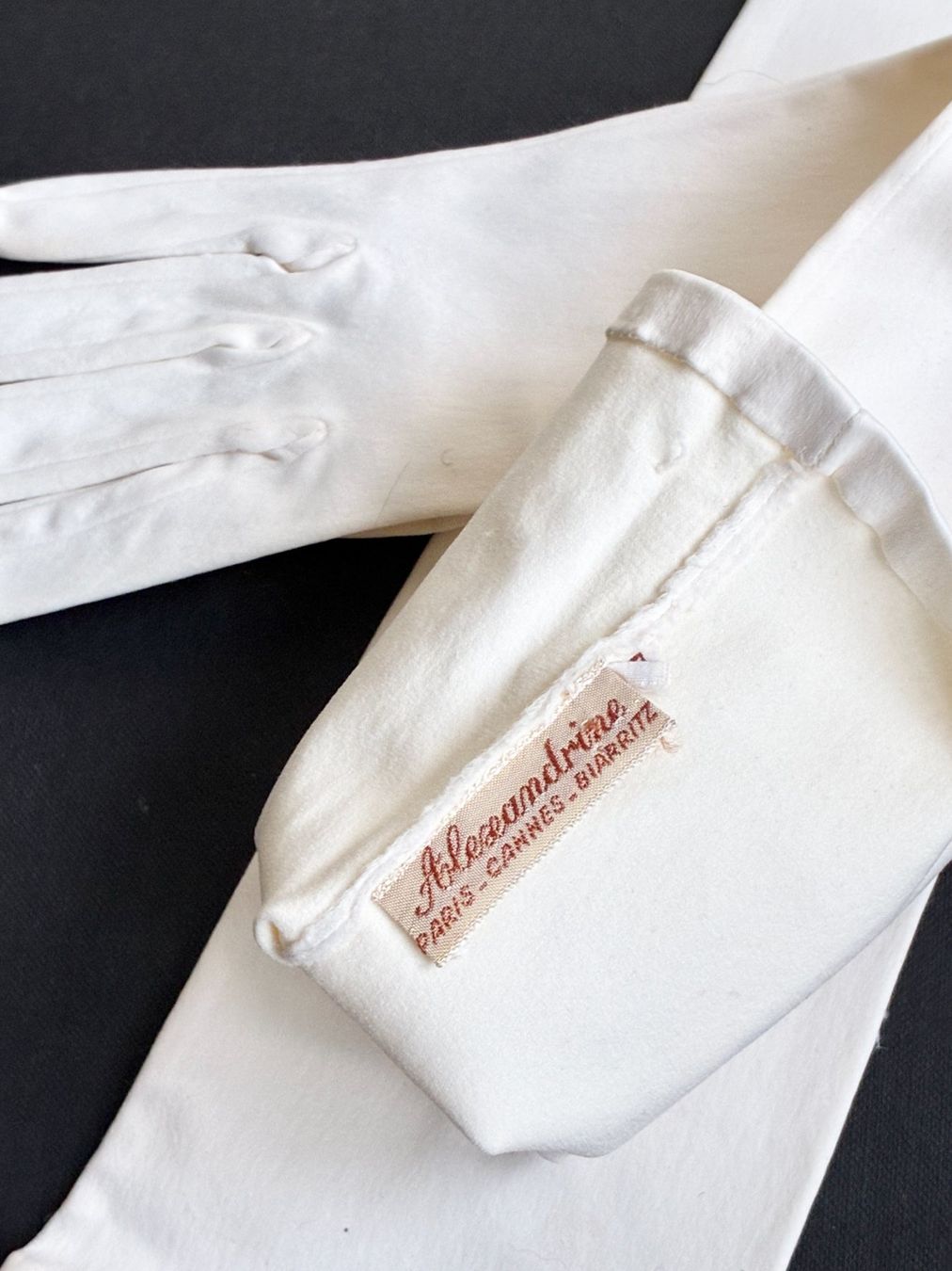 Guanti & manicotti: Weisse Vintage Satin Abendhandschuhe mit Statement Armband – Usato da Kloten venduto da Nephty 3
