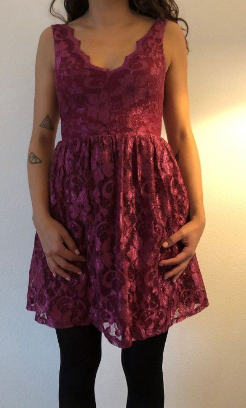 Robes: Kirschrotes Kleid mit Spitze – D'occasion à Zürich par kristina_korotysh