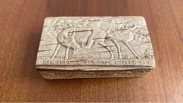 Antike Holzkassette mit Hirschmotiv und Inschrift