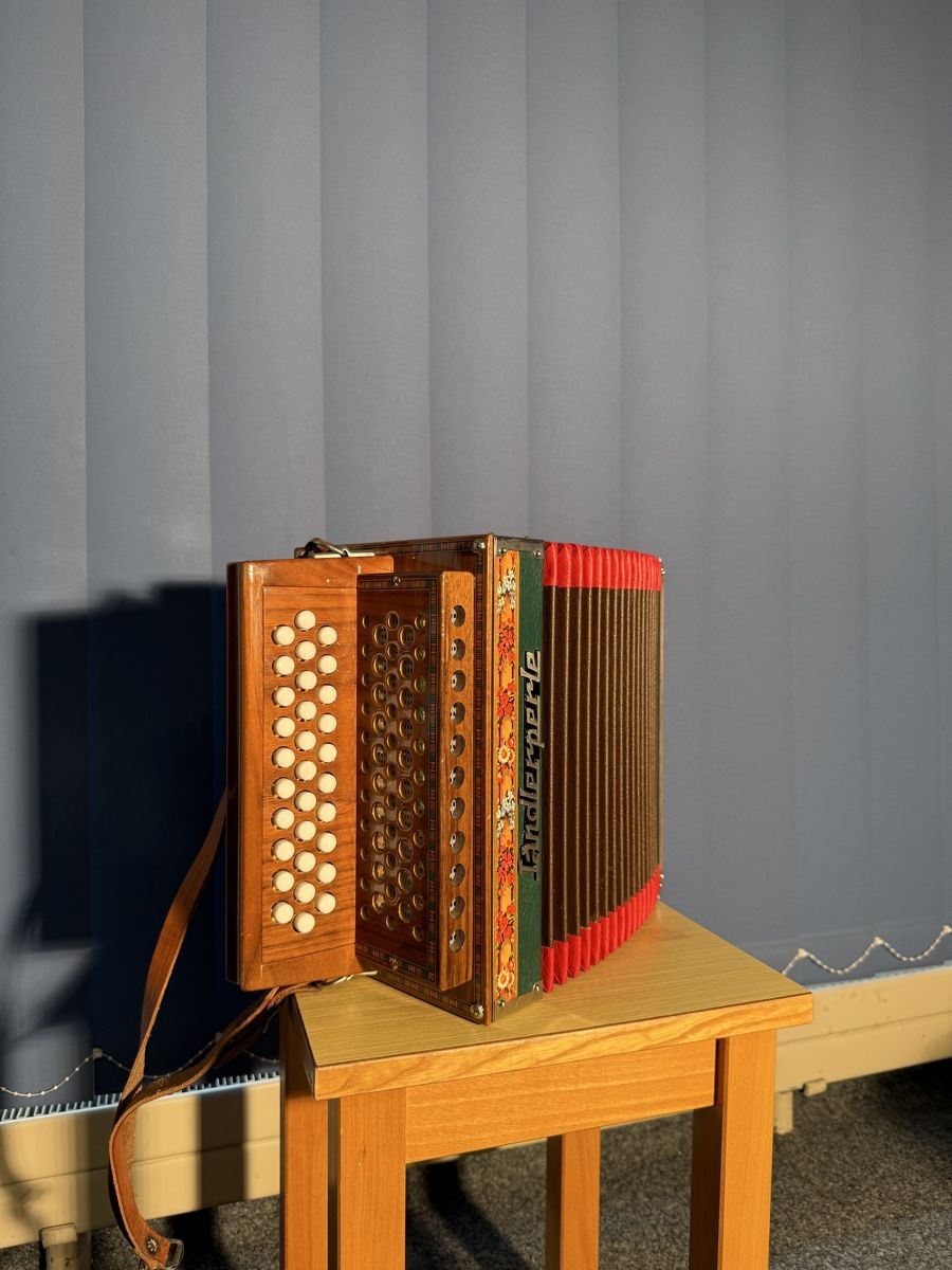 Strumenti musicali: Ländlerperlenschwitzerörgeli – Usato da Ulisbach venduto da PET-030 3