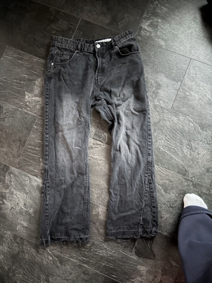 Jeans: Schwarze Flaired Jeans – Gebraucht aus Selzach von ClothesByLuis