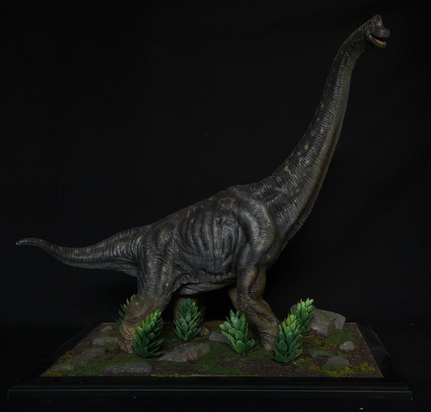 Statuette: Papo Brachiosaurus re-paint mit Base – Usato da Selzach venduto da Ataraxus