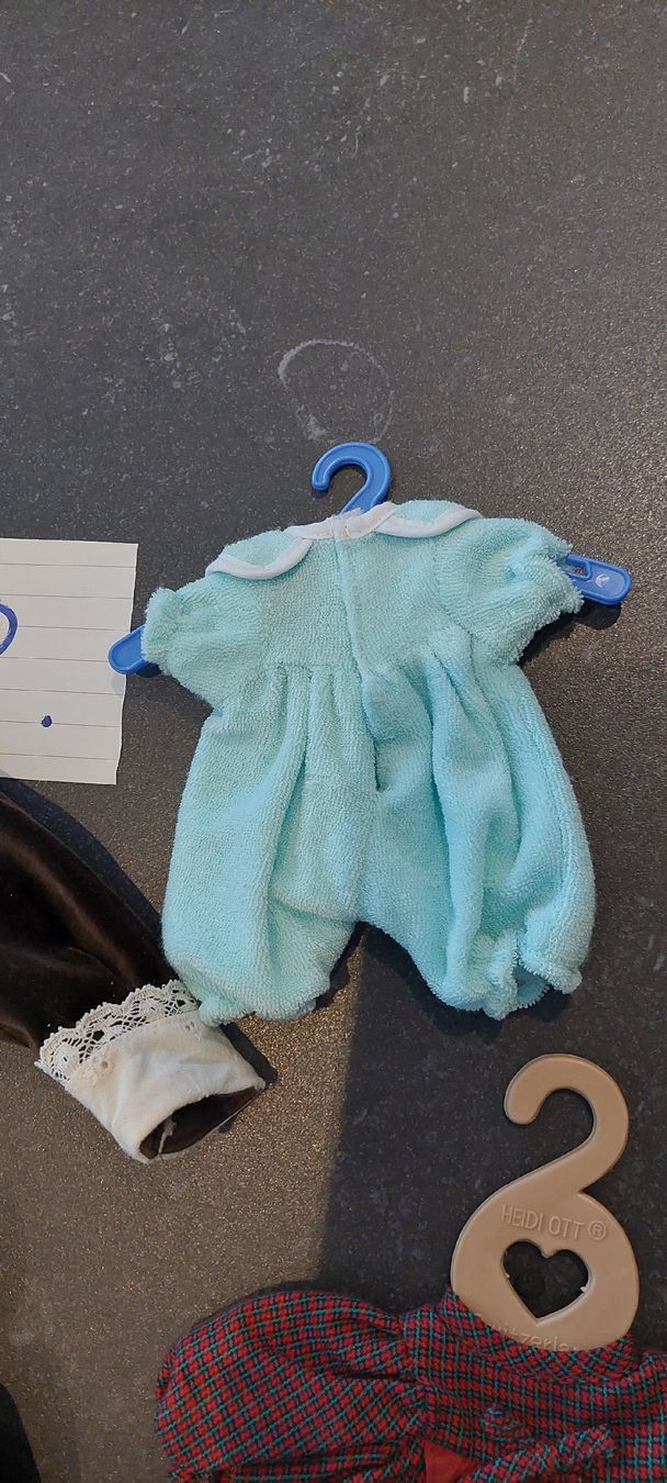 Bambole: 3x neue saubere Puppenkleider – Nuovo (secondo la descrizione) da Muri AG venduto da nindo1 8