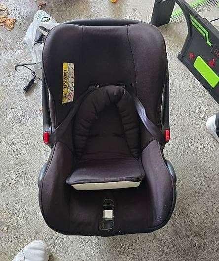 Seggiolini per auto: Babyschale Autositz schwarz mit Baby Einsatz – Usato da Zürich venduto da Uslu01