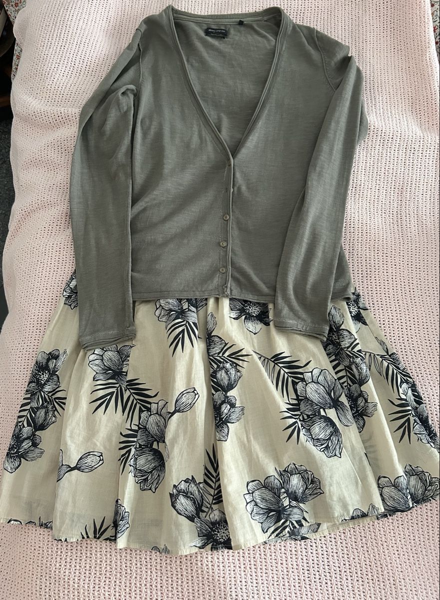 Lotti di vestiti: Rock mit Blumenmuster & Strickjacke, Grau, Grösse M – Usato da Zürich venduto da robbii13