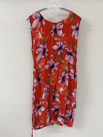 Rotes Kleid mit Blumen, Gr L