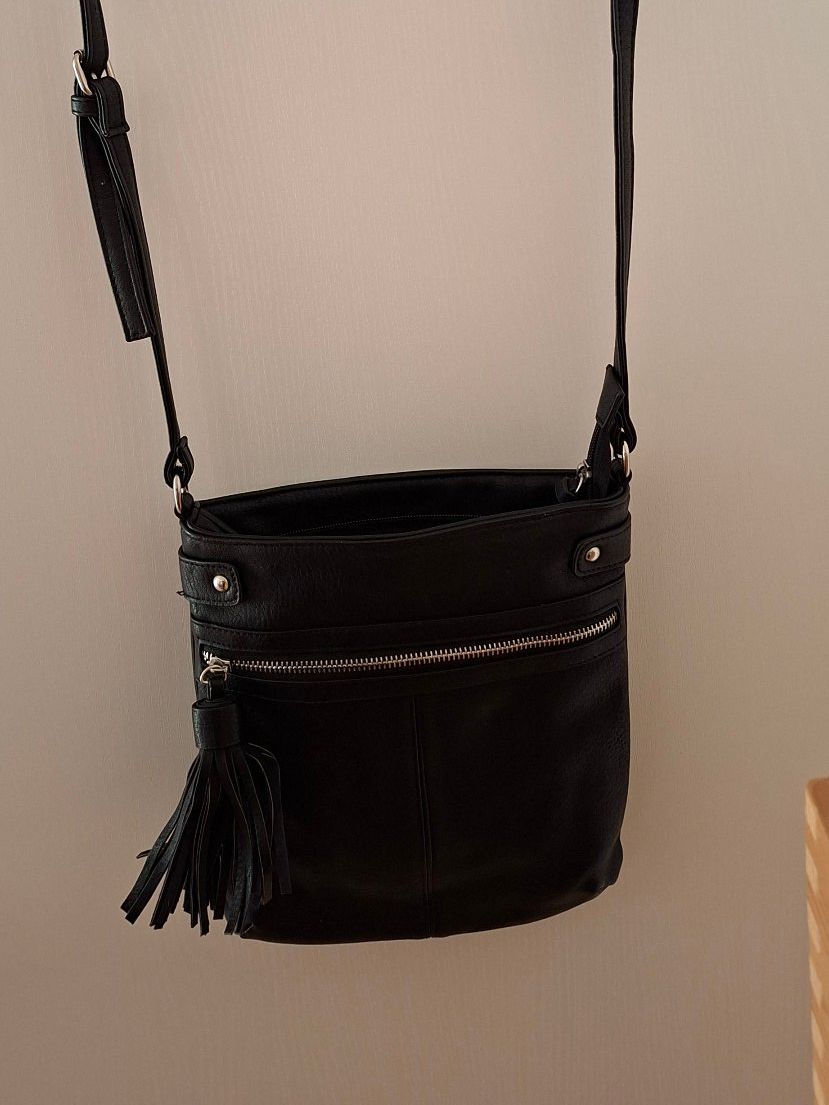 Borse da donna: Schicke schwarze Umhängetasche – Usato da Eiken venduto da waylady03 1