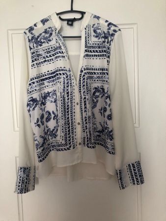 blau-weisse Bluse