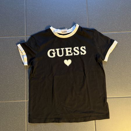 Guess T-Shirt, schwarz mit Herz, Gr. S neuwertig!