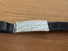 Calvin Klein Armband silberfarben mit schwarzem Band.