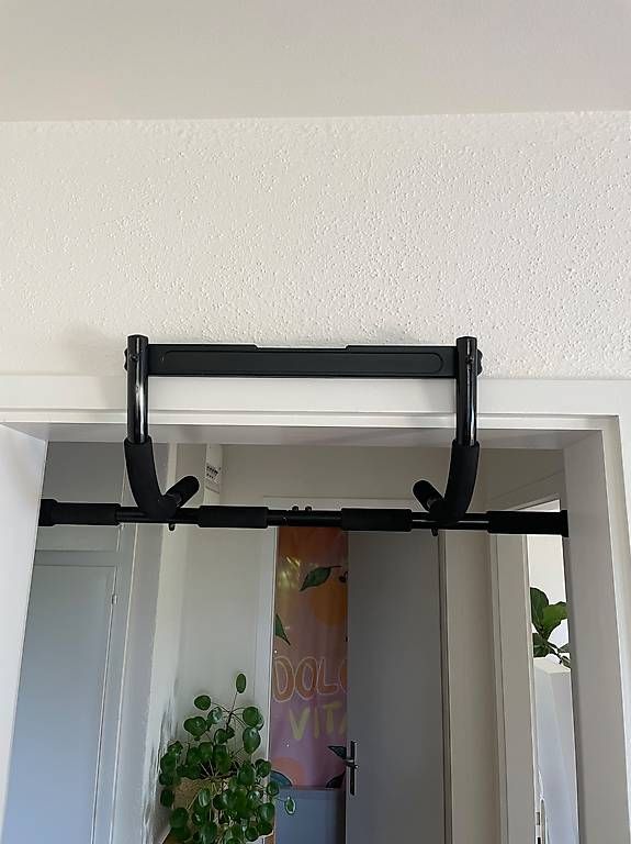 Hometrainer: Fast ungebrauchte Klimmzug-Stange – Usato da Fislisbach venduto da and_xm28 1