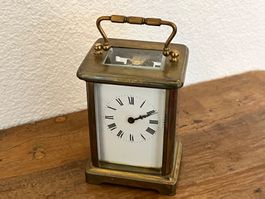 Reiseuhr, antik, Messing mit Griff und Glasfront.