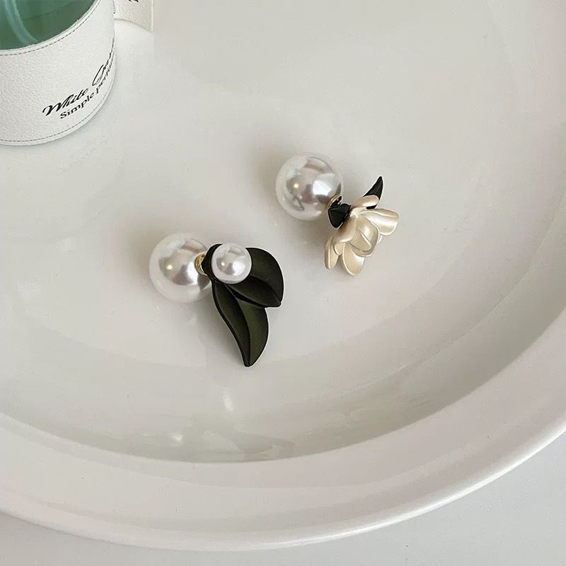 Ohrringe & -stecker: Asymmetrische Ohrringe mit Blumen und Blättern – Gebraucht aus Nottwil von sukkus.ch 3