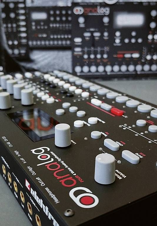 Instruments de musique: Elektron Analog Four Synth – D'occasion à Zürich par Rosarilli 4