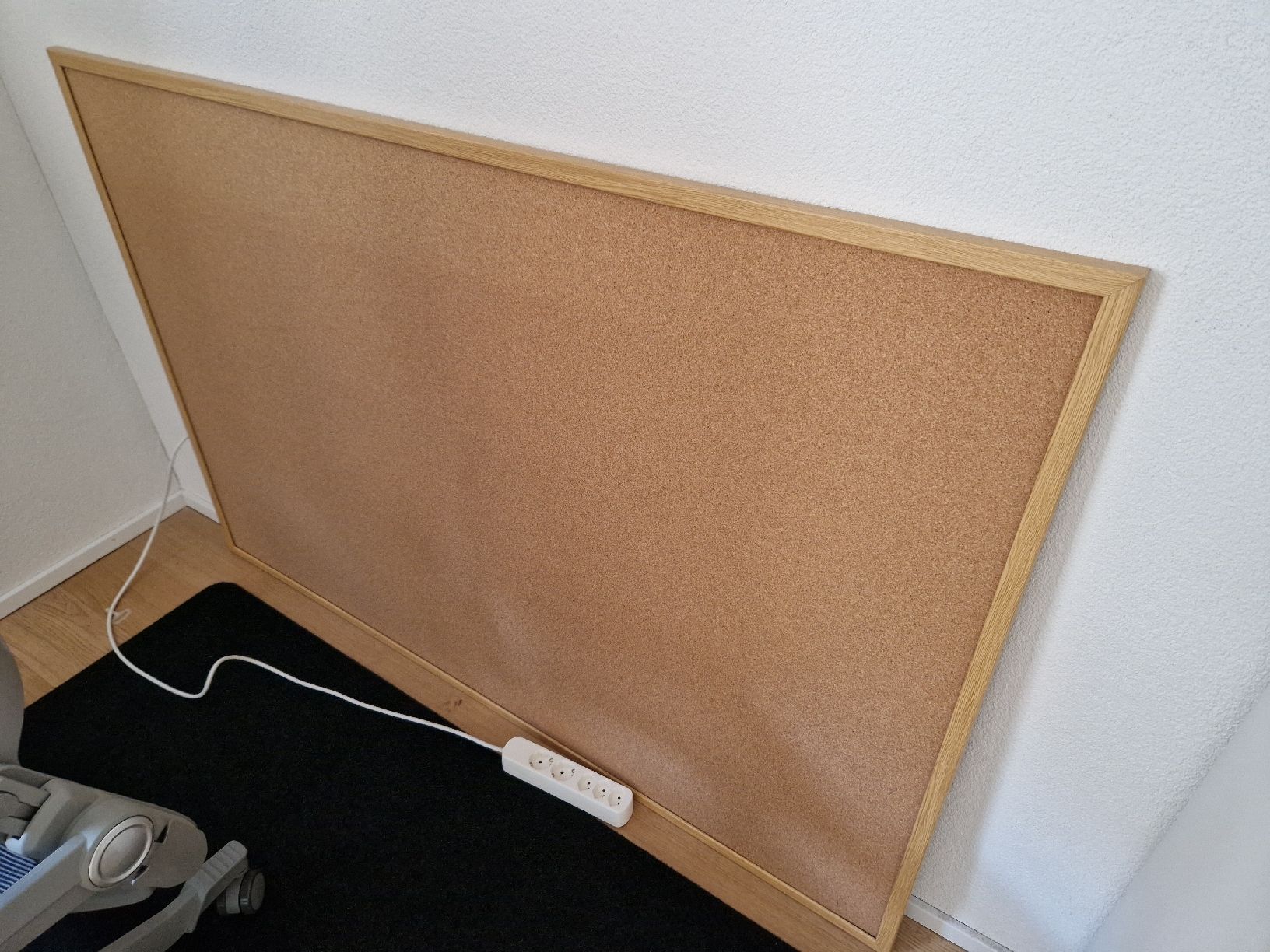 Lavagne: Large cork board, wooden frame 150x100 – Nuovo (secondo la descrizione) da Zürich venduto da zvr_8cw6