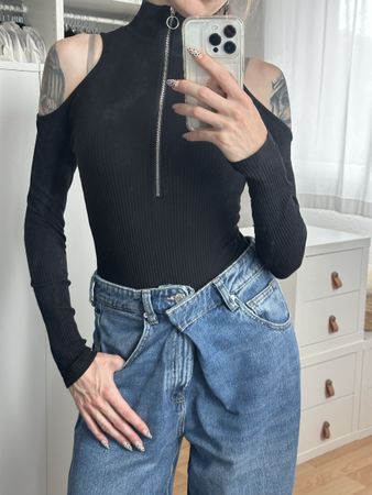 Body schwarz mit Reissverschluss und Cut-Outs Grösse S