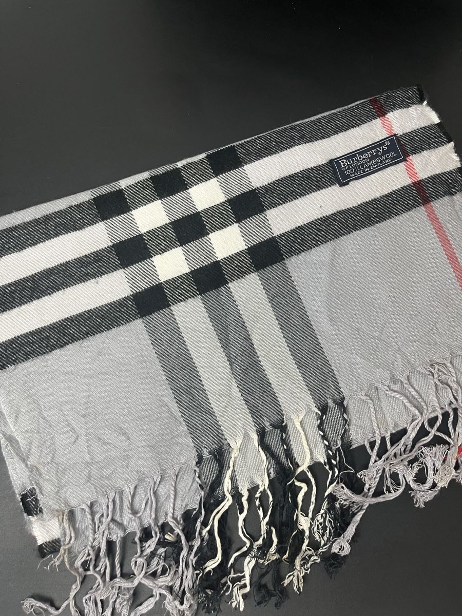 Burberry Schals: Écharpe Burberry Laine Gris – Gebraucht aus Les Avanchets von lunedeneige.shop